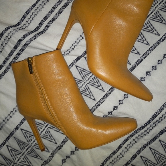 Vince Camuto Shoes - Vince Camuto Camel leather booties 6.5